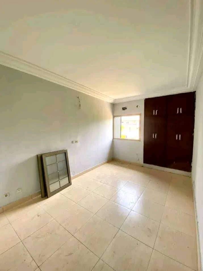 Location d'un Appartement de 3 pièce(s) à 300.000 FCFA : Abidjan-Cocody-Riviera (Bonoumin )