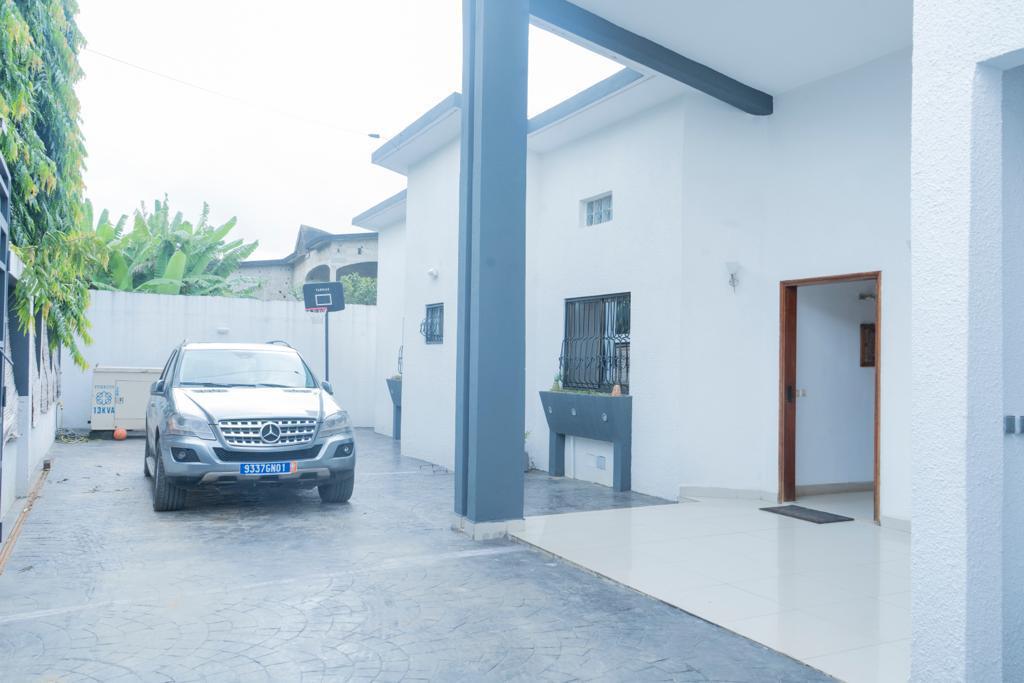 Vente d'une Maison / Villa de 10 pièce(s) à 400.000.000 FCFA : Abidjan-Cocody-2 Plateaux (2 plateau )