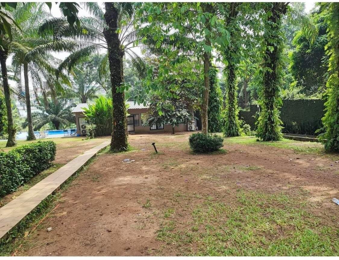 Vente d'une Maison / Villa de 14 pièce(s) à 1.800.000.000 FCFA : Abidjan-Cocody-2 Plateaux (Cocody 7)