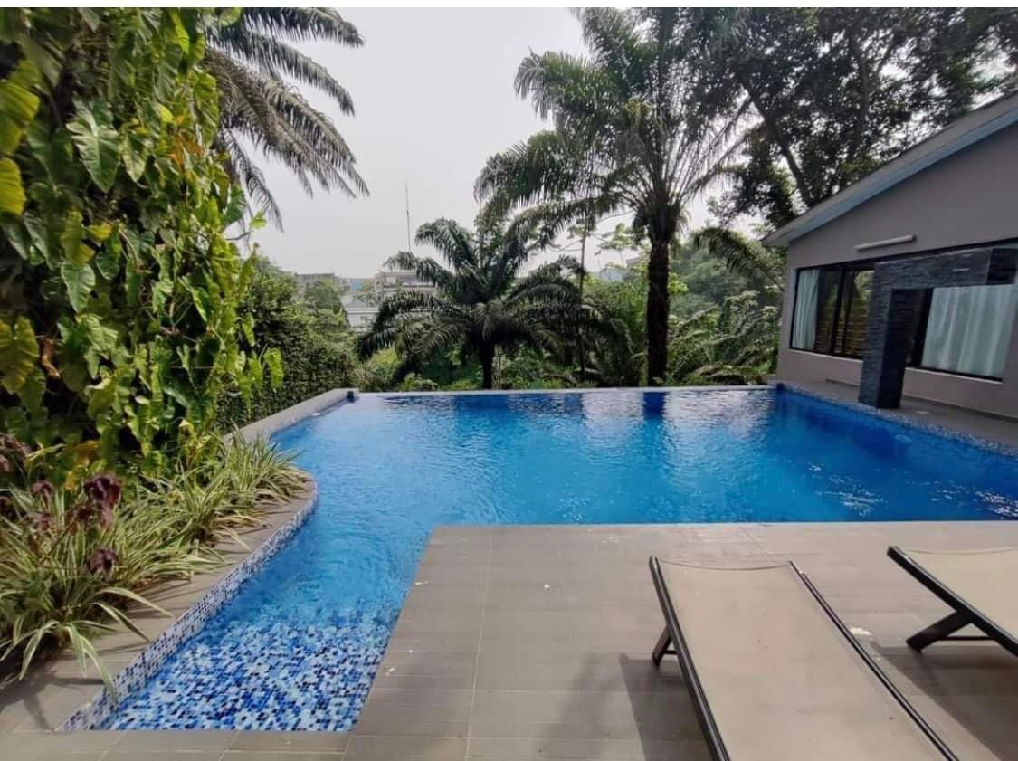 Vente d'une Maison / Villa de 14 pièce(s) à 1.800.000.000 FCFA : Abidjan-Cocody-2 Plateaux (Cocody 7)