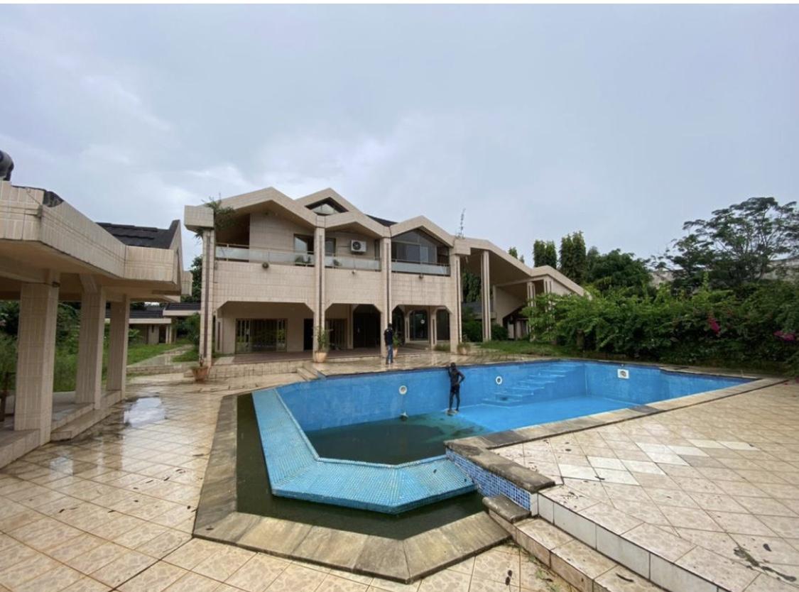 Location d'une Maison / Villa de 13 pièce(s) à 6.000.000 FCFA : Abidjan-Cocody-Riviera (Rivera golf )