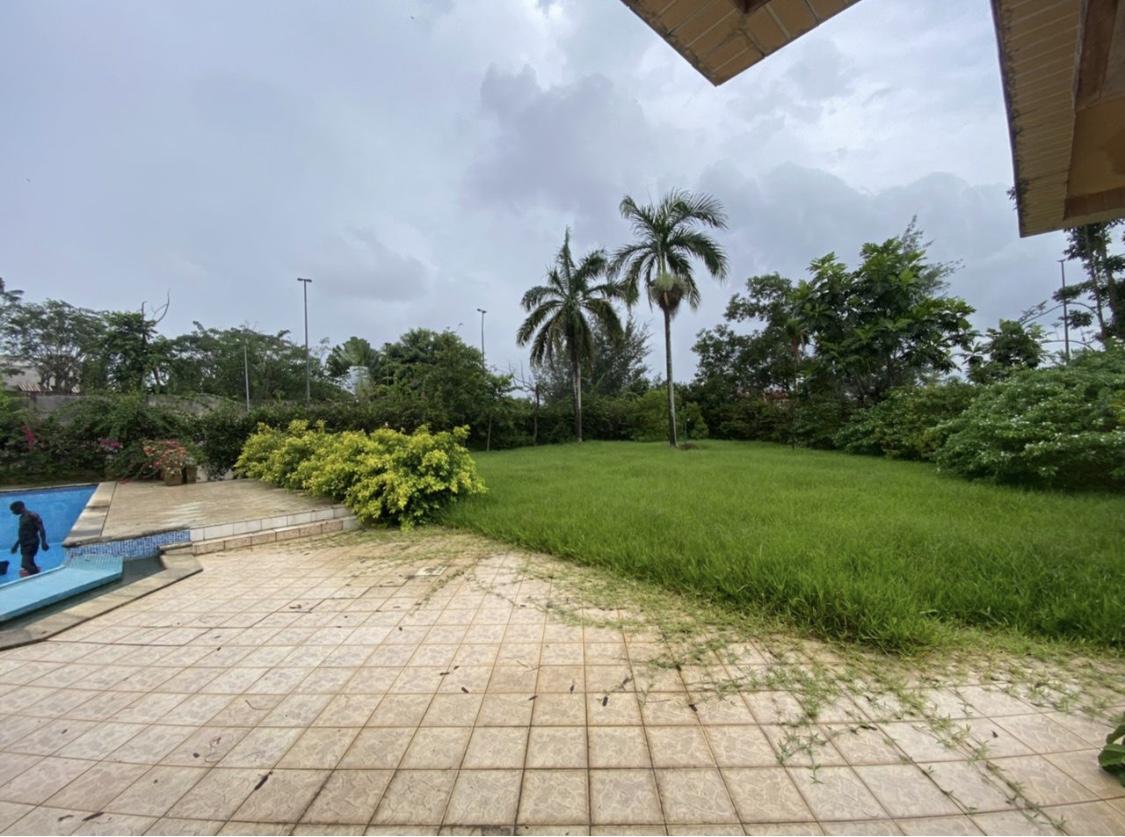 Location d'une Maison / Villa de 13 pièce(s) à 6.000.000 FCFA : Abidjan-Cocody-Riviera (Rivera golf )