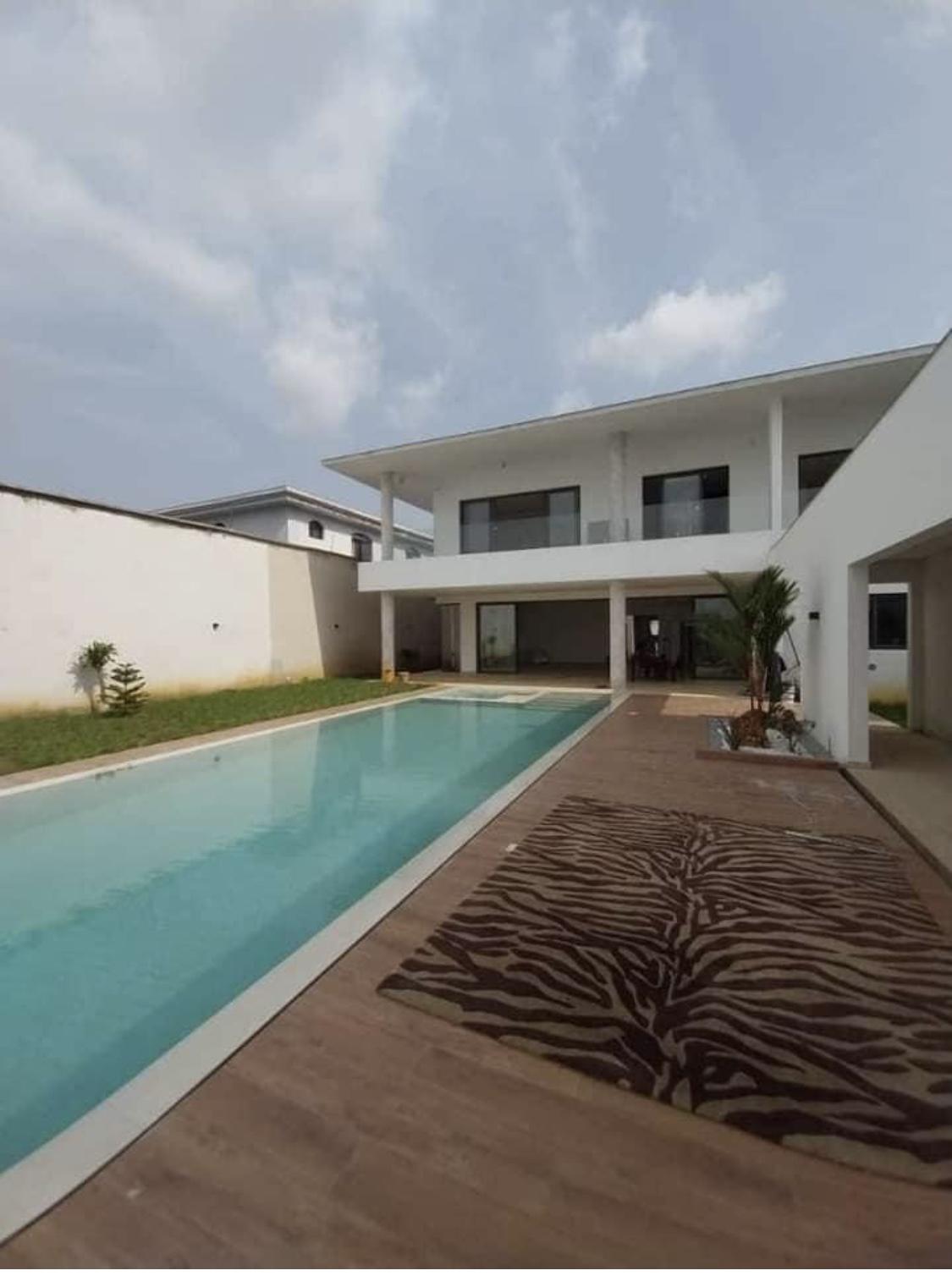 Location d'une Maison / Villa de 7 pièce(s) à 6.500.000 FCFA : Abidjan-Cocody-Riviera (Rivera golf )