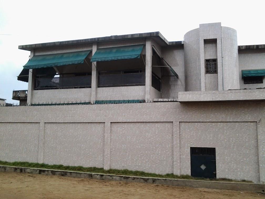 Location d'une Maison / Villa de 8 pièce(s) à 1.000.000 FCFA : Abidjan-Cocody-Angré (Chateau)