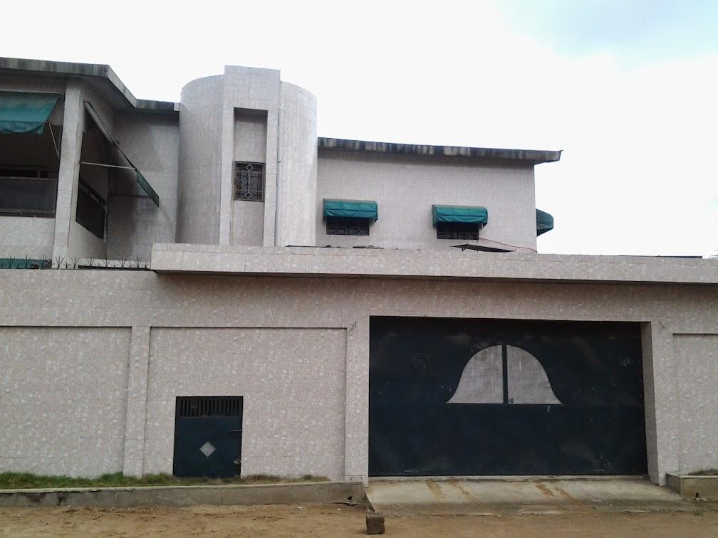 Location d'une Maison / Villa de 8 pièce(s) à 1.000.000 FCFA : Abidjan-Cocody-Angré (Chateau)