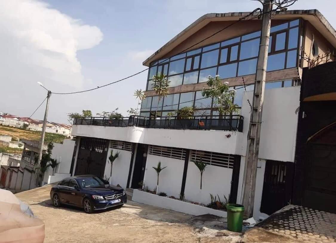 Vente d'une Maison / Villa de 11 pièce(s) à 350.000.000 FCFA : Abidjan-Cocody-Angré (Angre 7)