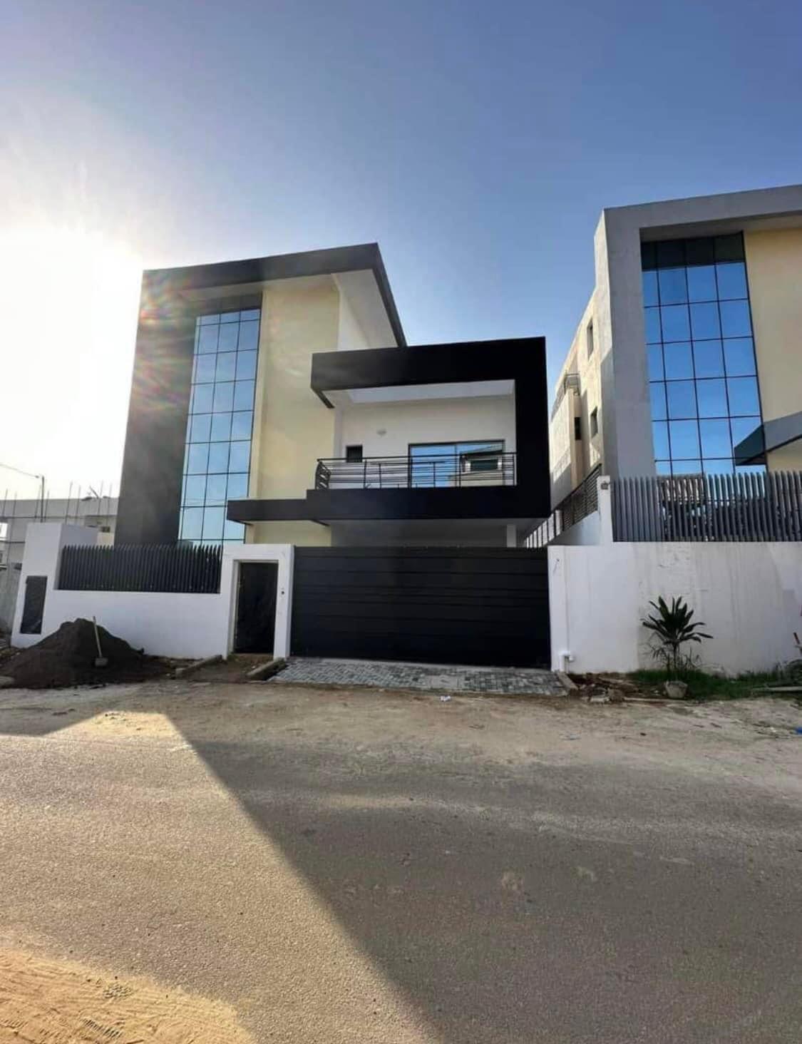Vente d'une Maison / Villa de 7 pièce(s) à 350.000.000 FCFA : Abidjan-Cocody-Angré (Angre 7)