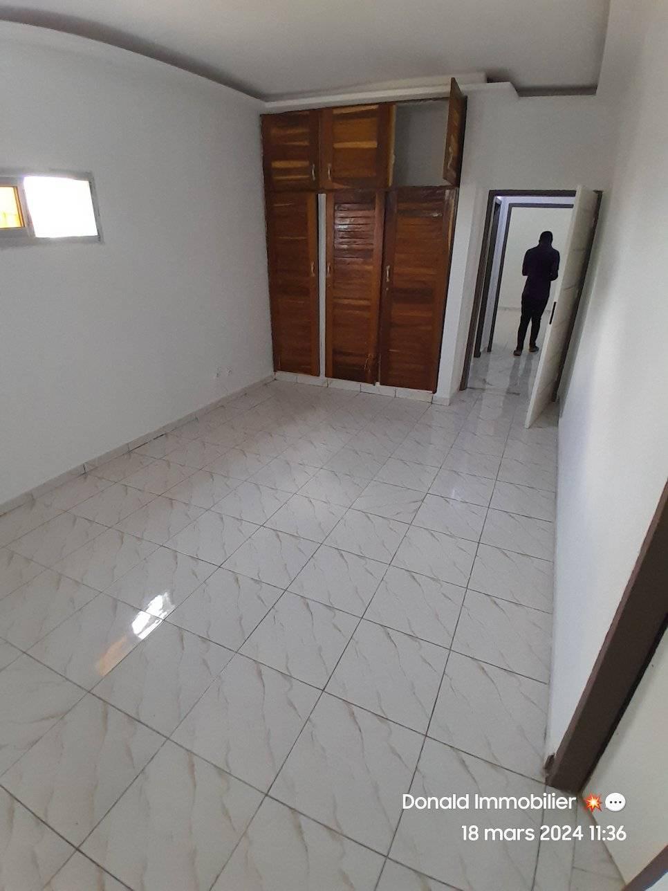 Location d'un Appartement de 3 pièce(s) à 230.000 FCFA : Abidjan-Cocody-Angré (Nouveau CHU Djorobité 1)