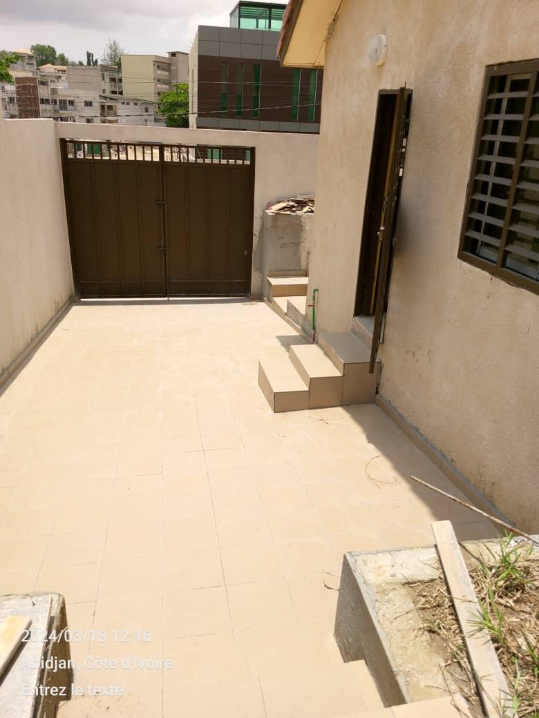 Location d'une Maison / Villa de 4 pièce(s) à 400.000 FCFA : Abidjan-Cocody-Riviera (Palmeraie)