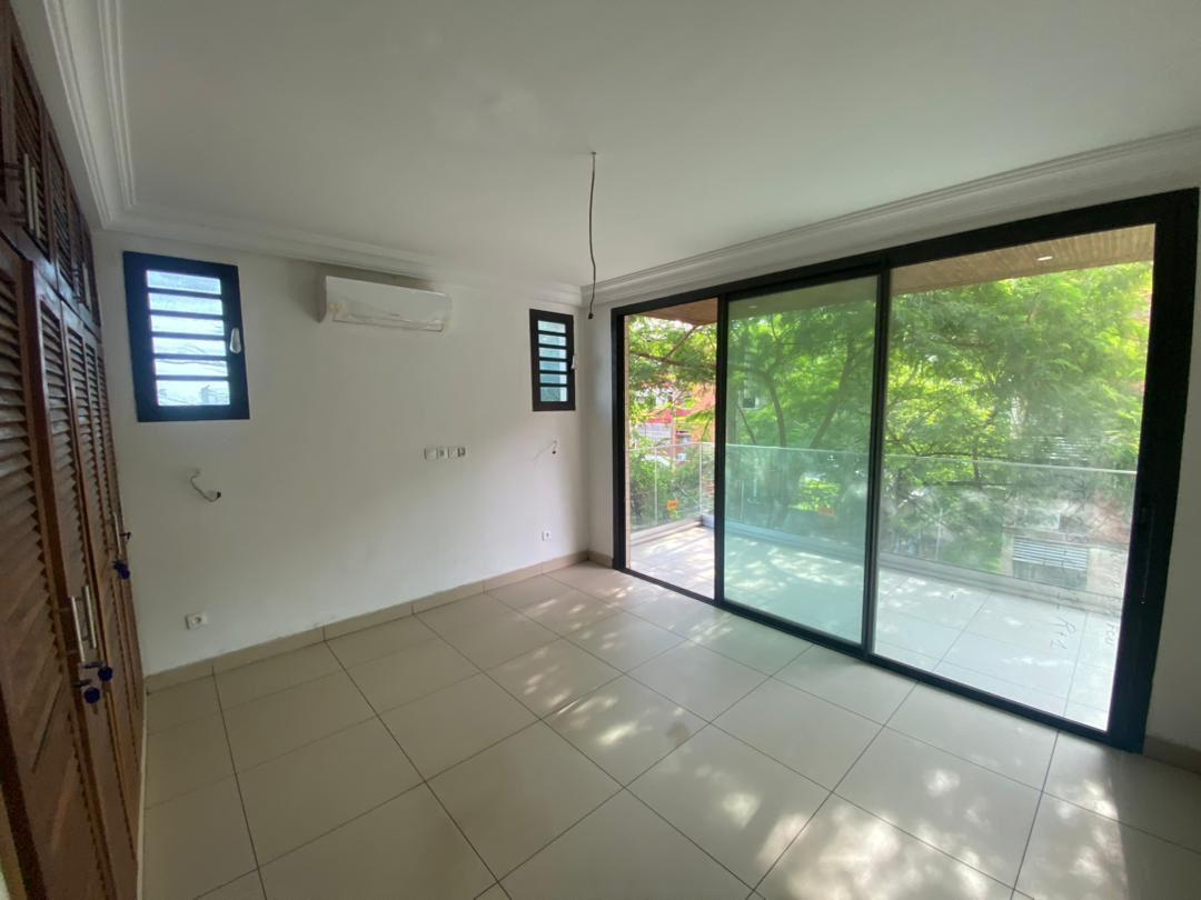 Location d'un Appartement de 4 pièce(s) à 400.000 FCFA : Abidjan-Cocody-Riviera (Vallon)