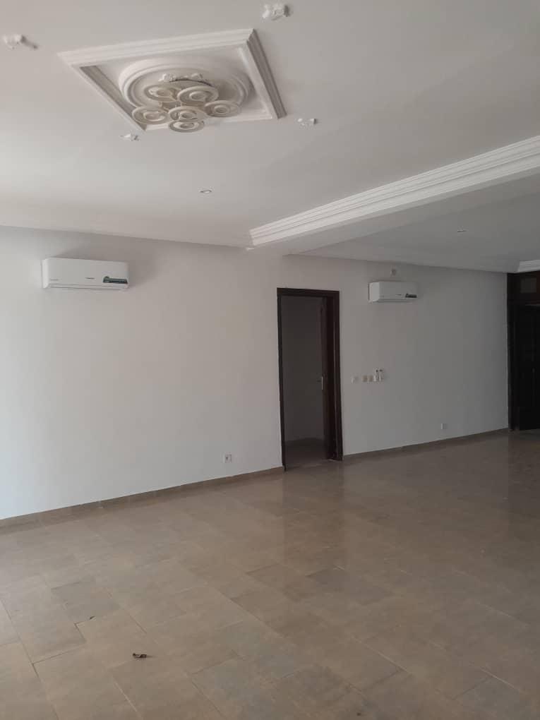Location d'un Appartement de 4 pièce(s) à 1.300.000 FCFA : Abidjan-Cocody centre (MERMOZ)