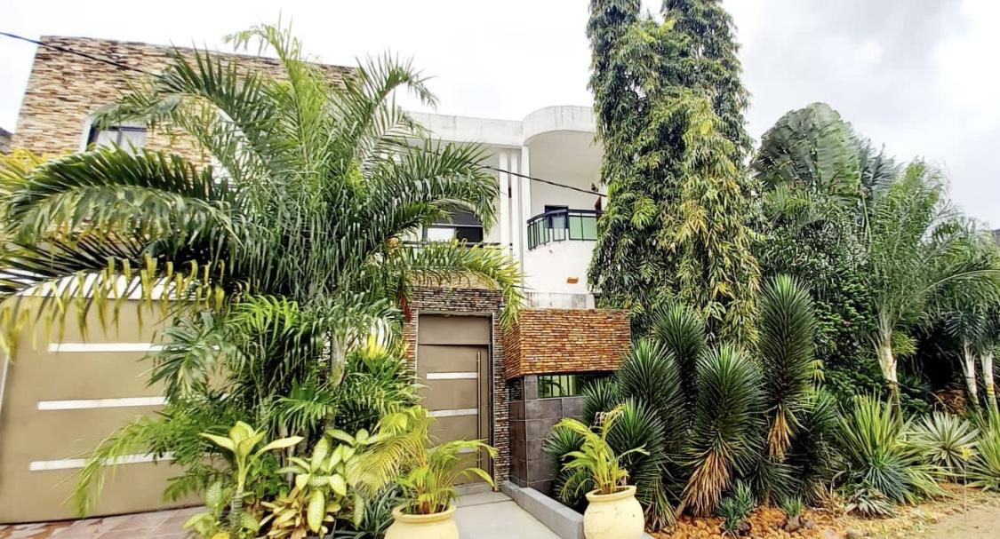 Vente d'une Maison / Villa de 14 pièce(s) à 700.000.000 FCFA : Abidjan-Cocody-Angré (Angre Besskioi )