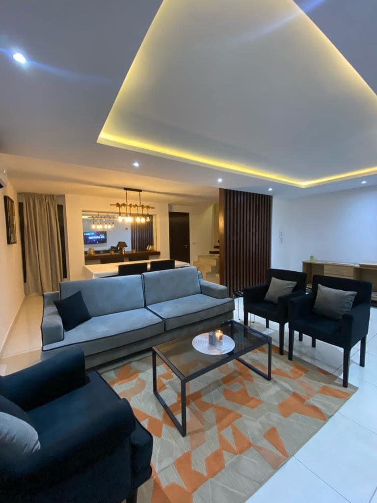 Location meublée d'une Maison / Villa de 4 pièce(s) à 135.000 FCFA : Abidjan-Plateau (POINT DES RAVITAILLEMENT)