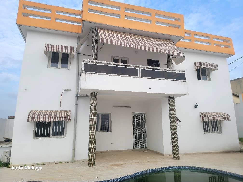 Location d'une Maison / Villa de 10 pièce(s) à 1.700.000 FCFA : Abidjan-Cocody-Riviera (abatta)