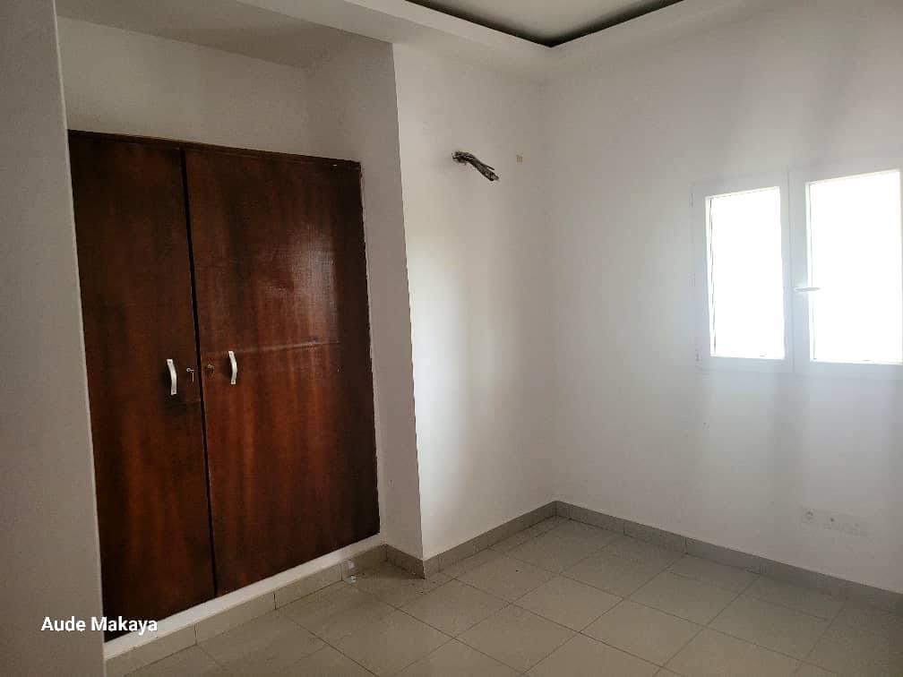 Location d'une Maison / Villa de 10 pièce(s) à 1.700.000 FCFA : Abidjan-Cocody-Riviera (abatta)