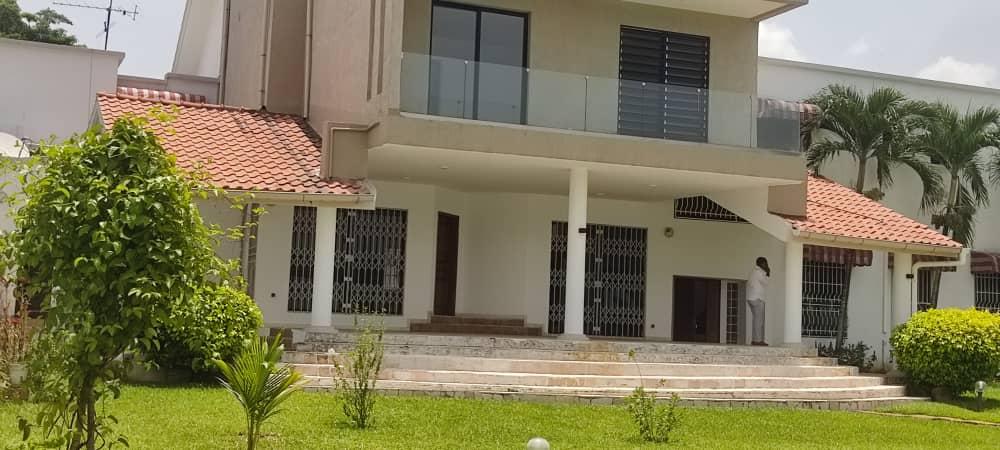 Location d'une Maison / Villa de 13 pièce(s) à 5.000.000 FCFA : Abidjan-Cocody-Riviera (golf)