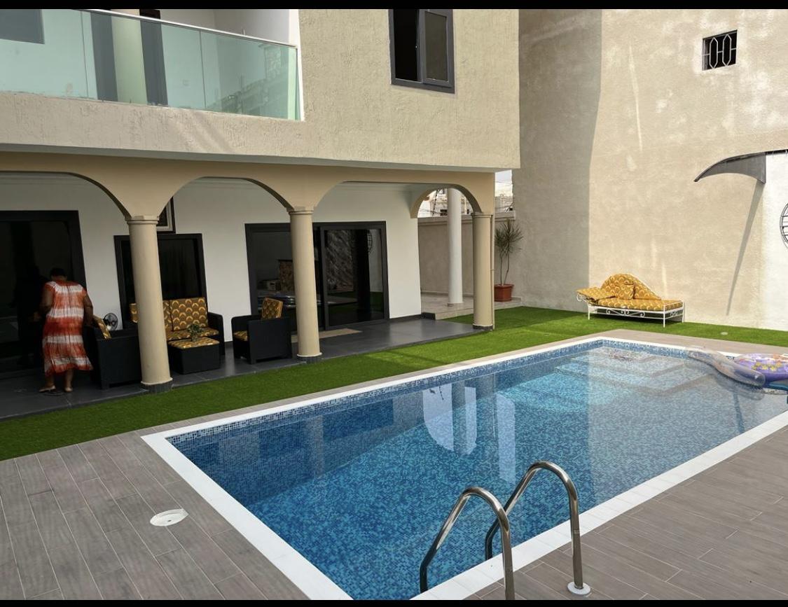 Vente d'une Maison / Villa de 9 pièce(s) à 550.000.000 FCFA : Abidjan-Cocody-Angré (Angre )