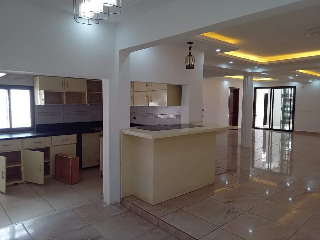 Location d'une Maison / Villa de 6 pièce(s) à 700.000 FCFA : Abidjan-Bingerville (CITE MARINA)