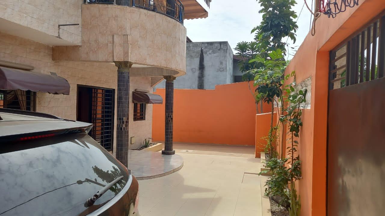 Vente d'une Maison / Villa de 9 pièce(s) à 250.000.000 FCFA : Abidjan-Cocody-Riviera (Cocody abatta )