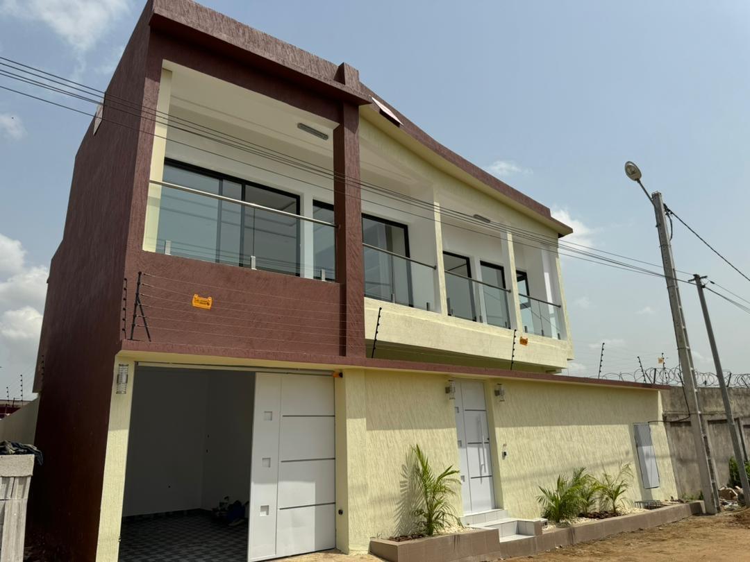 Vente d'une Maison / Villa de 6 pièce(s) à 150.000.000 FCFA : Abidjan-Cocody-Angré (Chu)