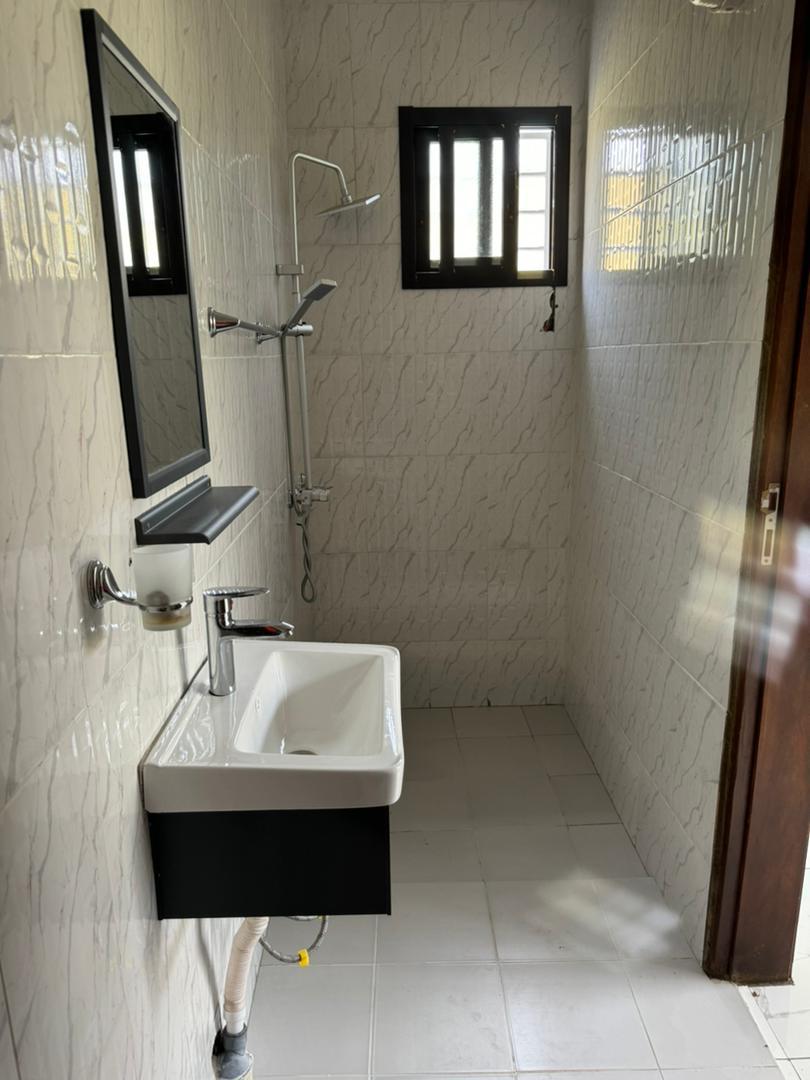 Vente d'une Maison / Villa de 6 pièce(s) à 150.000.000 FCFA : Abidjan-Cocody-Angré (Chu)