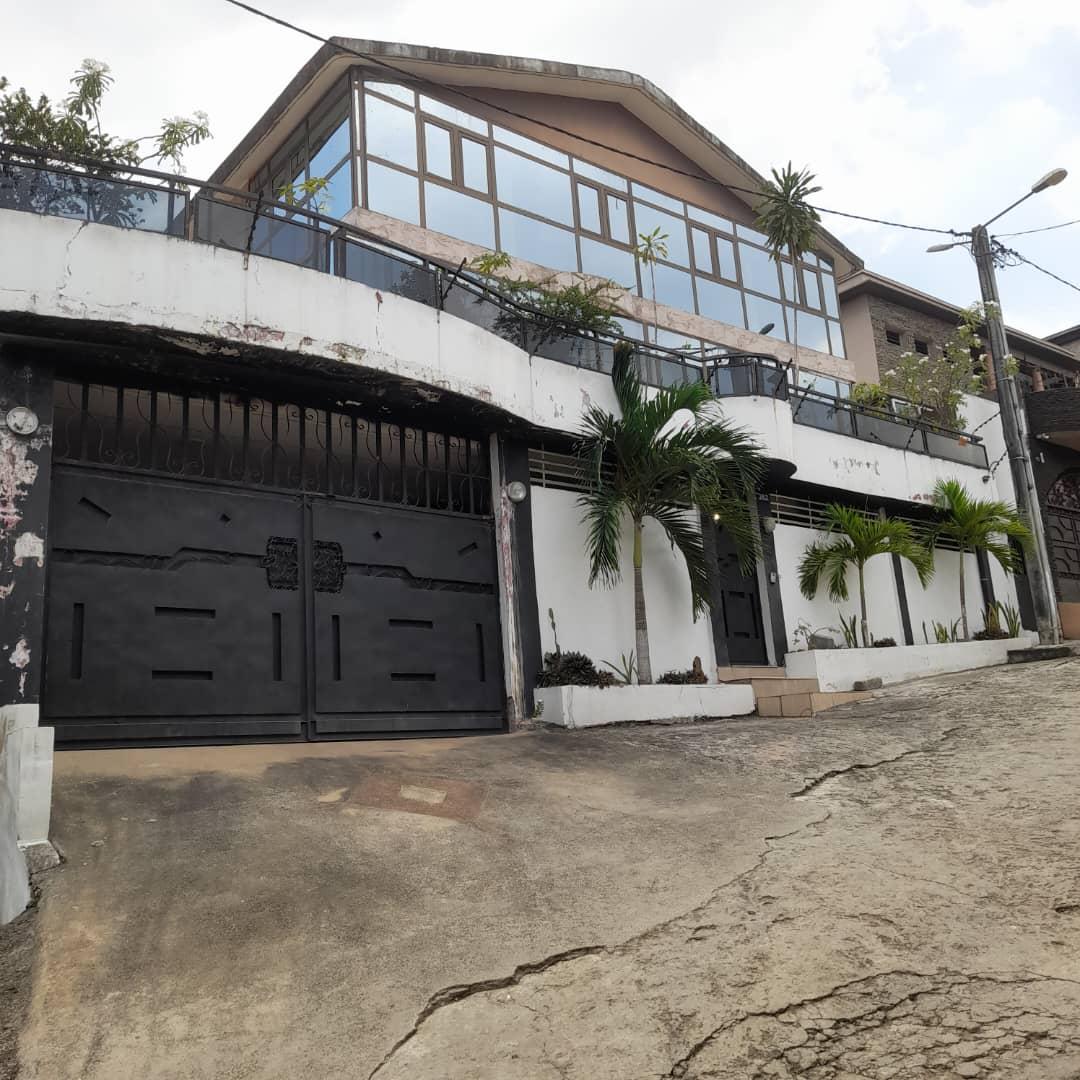Vente d'une Maison / Villa de 8 pièce(s) à 450.000.000 FCFA : Abidjan-Cocody-Riviera ()