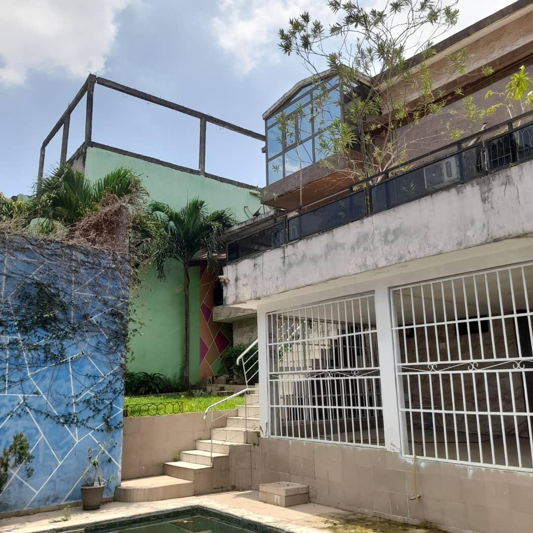 Vente d'une Maison / Villa de 8 pièce(s) à 450.000.000 FCFA : Abidjan-Cocody-Riviera ()