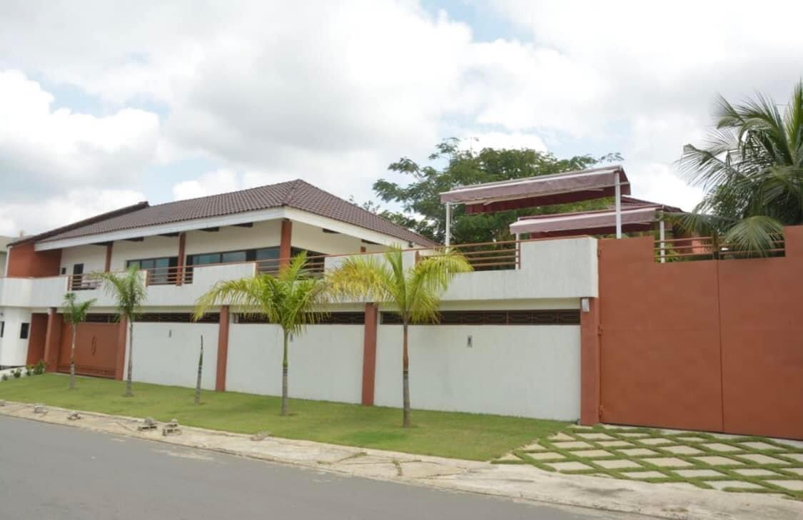 Vente d'une Maison / Villa de 13 pièce(s) à 3.500.000.000 FCFA : Abidjan-Cocody-Riviera (Rivera golf )