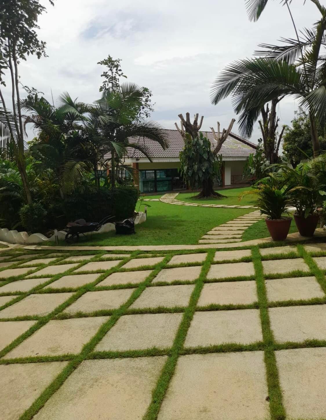 Vente d'une Maison / Villa de 13 pièce(s) à 3.500.000.000 FCFA : Abidjan-Cocody-Riviera (Rivera golf )
