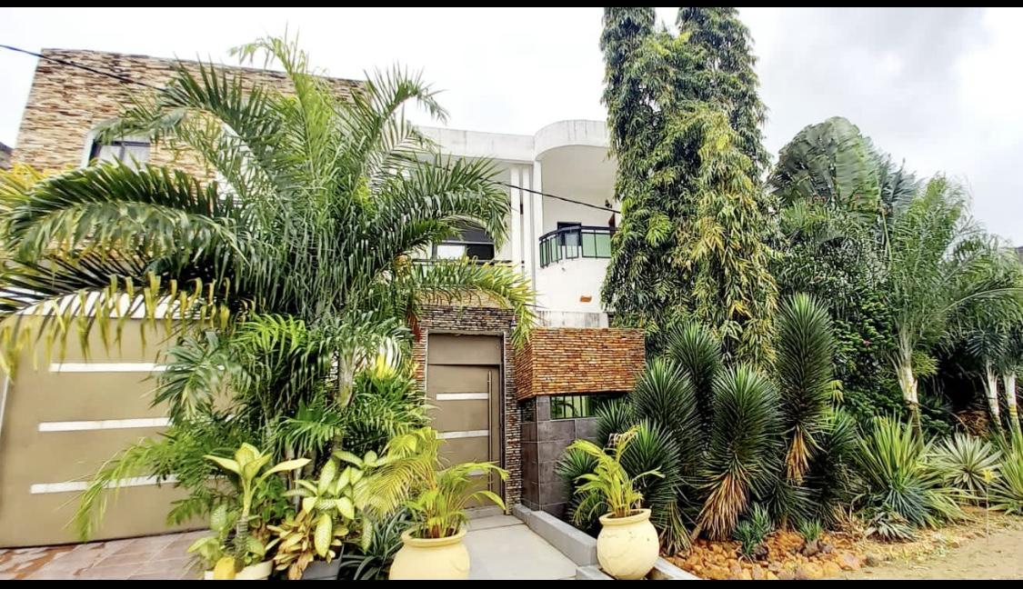 Vente d'une Maison / Villa de 14 pièce(s) à 700.000.000 FCFA : Abidjan-Cocody-Angré (Cocody Bessikoi )