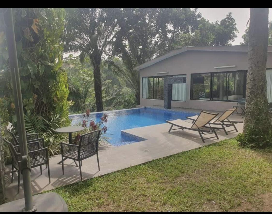 Vente d'une Maison / Villa de 14 pièce(s) à 2.000.000.000 FCFA : Abidjan-Cocody-Angré (Cocody 7)