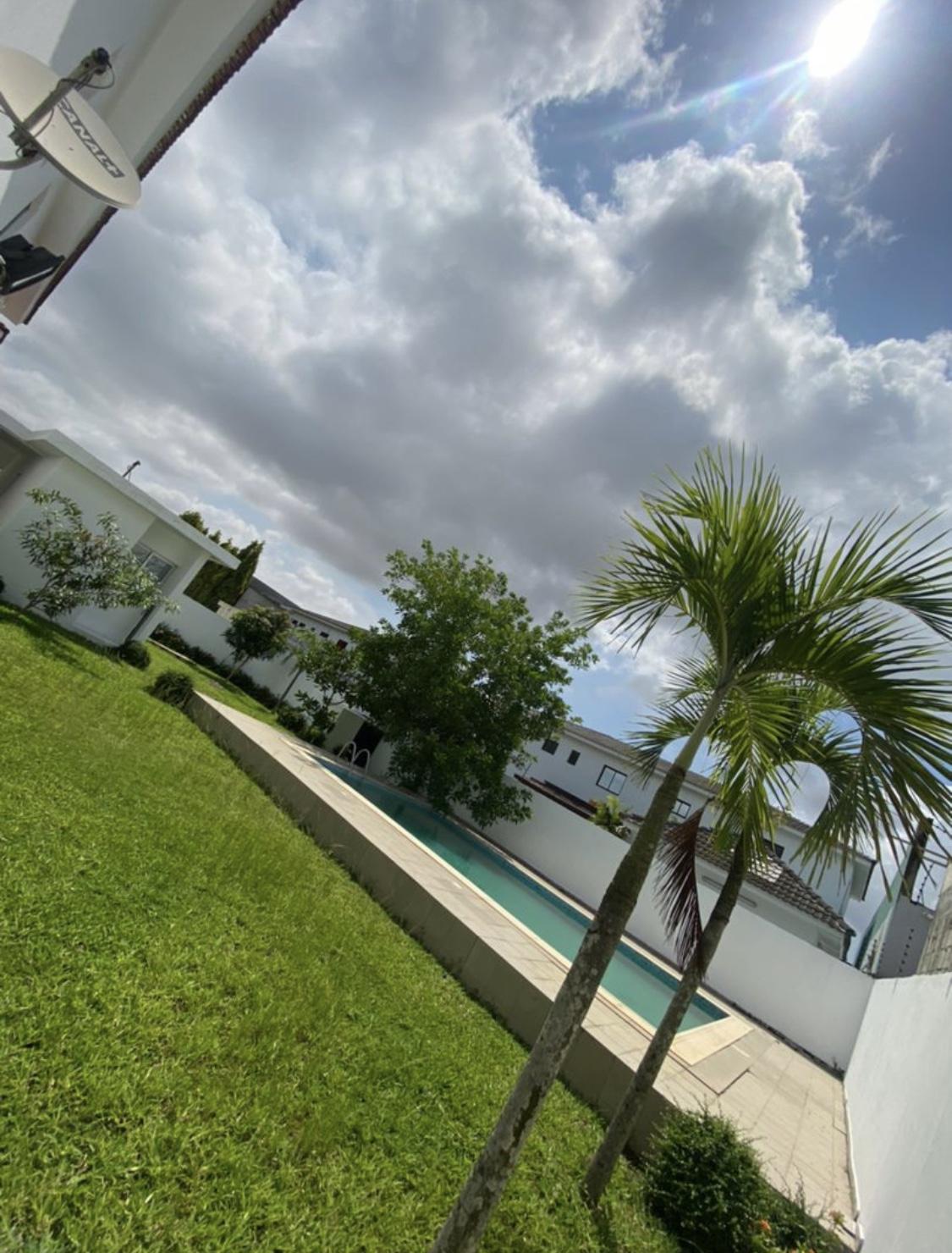 Vente d'une Maison / Villa de 7 pièce(s) à 800.000.000 FCFA : Abidjan-Cocody-Riviera (Rivera golf )