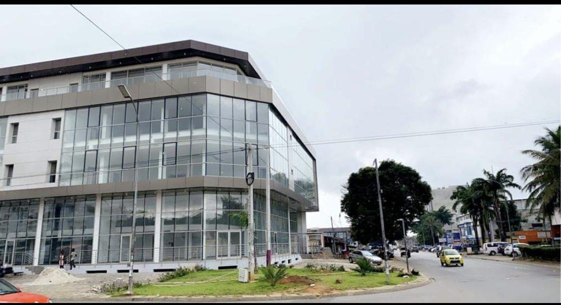 Location d'un Bureau à 20.000.000 FCFA  : Abidjan-Cocody-Angré (Angre 7)