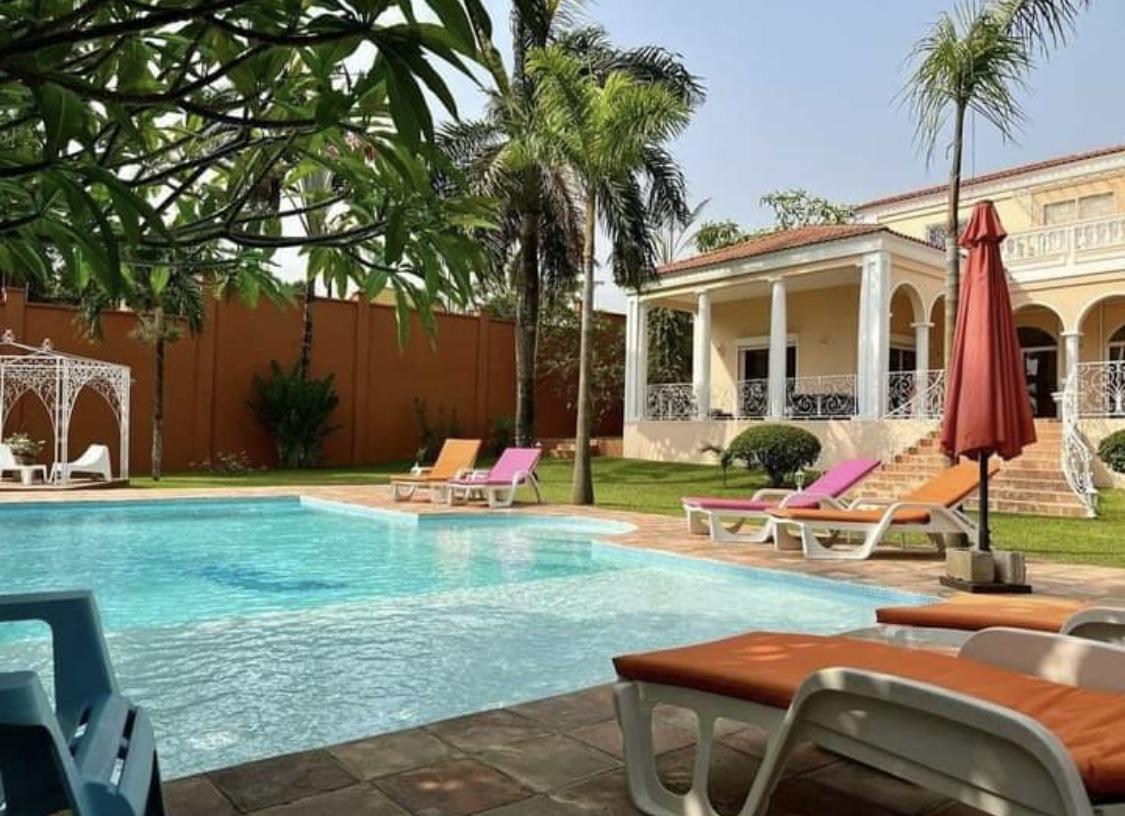 Vente d'une Maison / Villa de 9 pièce(s) à 2.000.000.000 FCFA : Abidjan-Cocody-Riviera (Rivera golf )