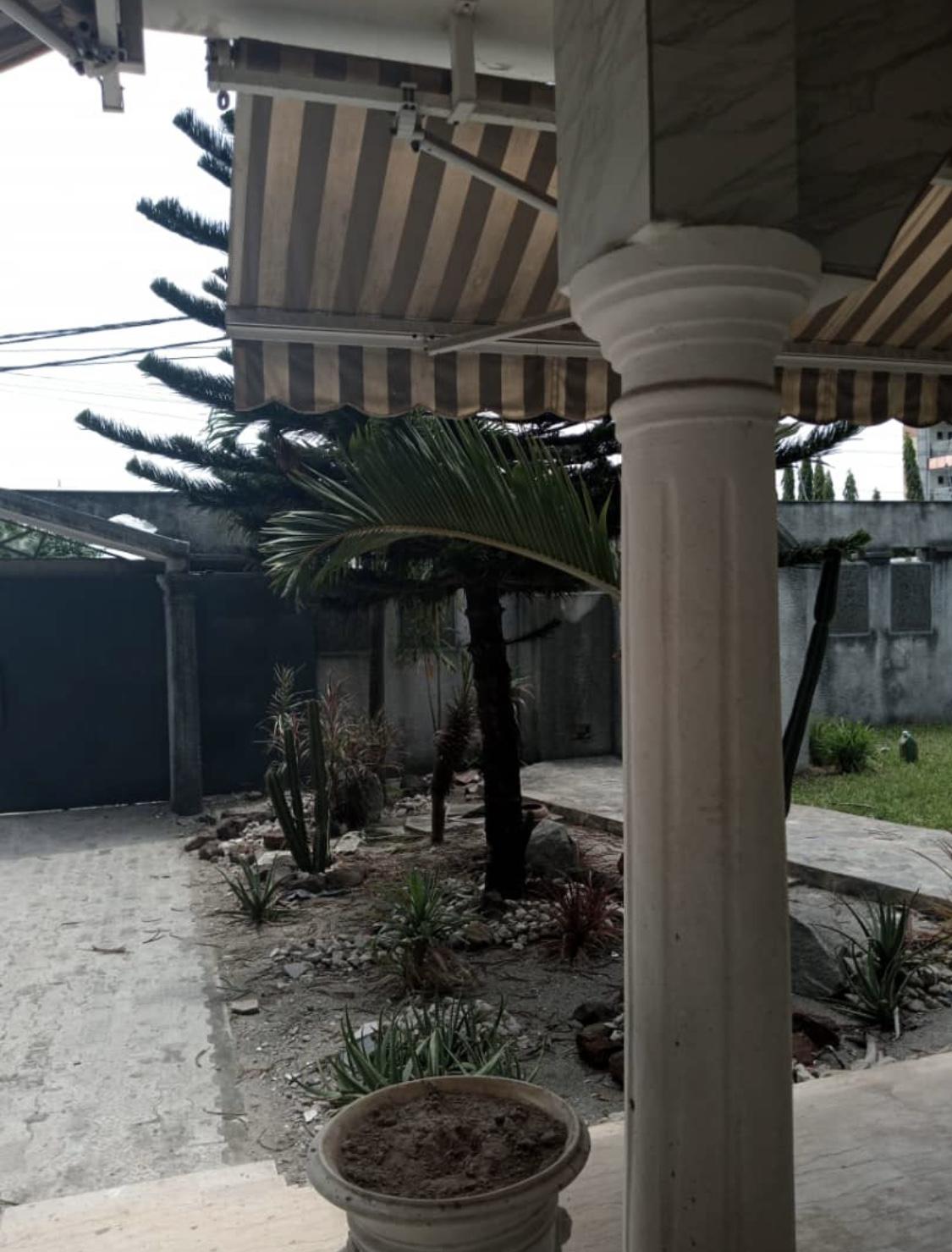Vente d'une Maison / Villa de 11 pièce(s) à 700.000.000 FCFA : Abidjan-Cocody-Riviera (MBadon )
