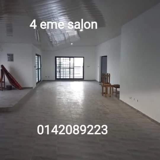 Vente d'une Maison / Villa de 14 pièce(s) à 400.000.000 FCFA : Abidjan-Cocody-Angré (Angré nouveau chu )