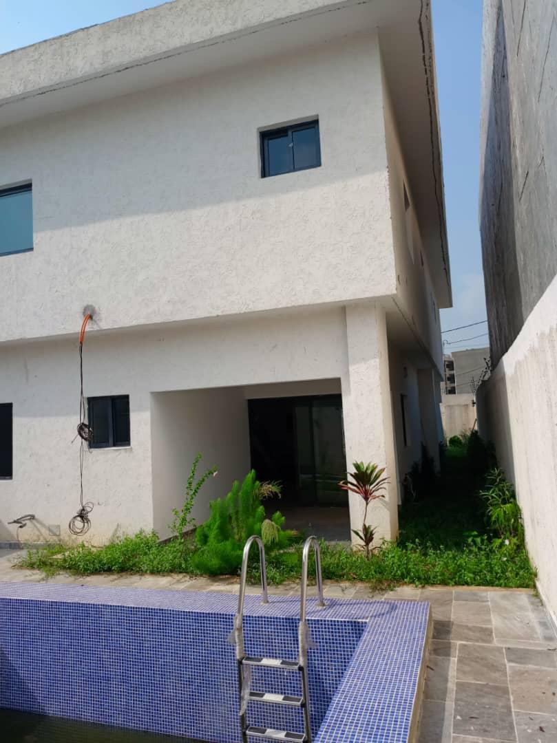 Vente d'une Maison / Villa de 6 pièce(s) à 160.000.000 FCFA : Abidjan-Cocody-Angré (Angre chu )