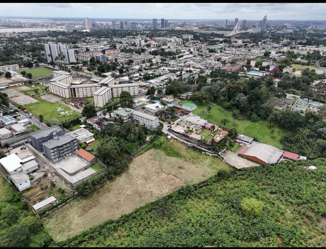 Vente d'un Terrain à 5.500.000.000 FCFA  : Abidjan-Cocody centre (Ambassade )