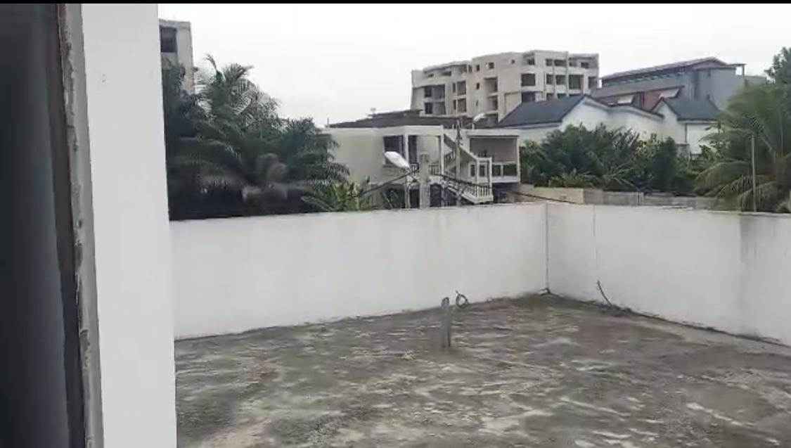 Vente d'une Maison / Villa de 6 pièce(s) à 250.000.000 FCFA : Abidjan-Cocody-Angré (Angre chu )