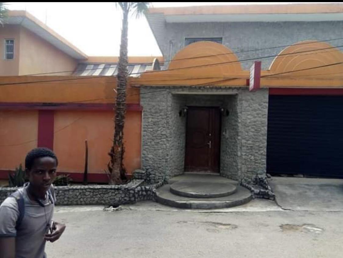 Vente d'une Maison / Villa : Abidjan-Cocody centre (Cocody ambassade )