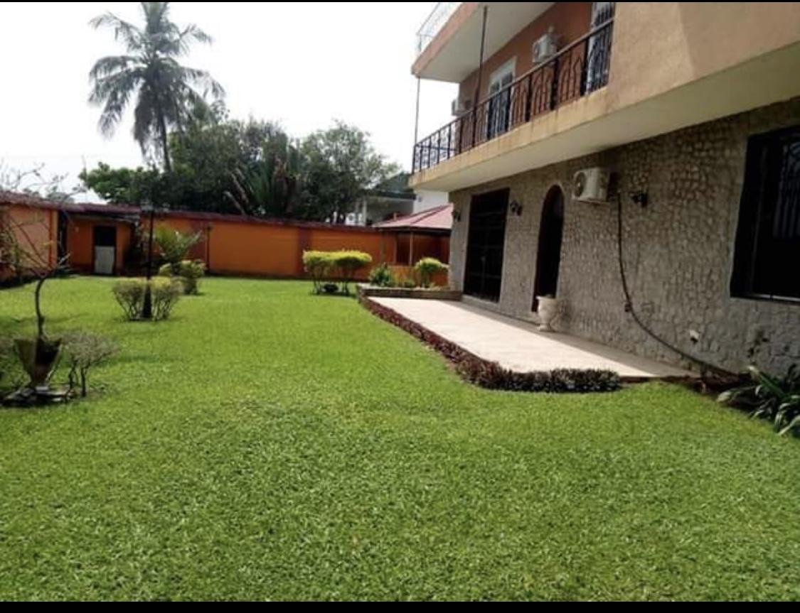 Vente d'une Maison / Villa de 15 pièce(s) à 1.500.000.000 FCFA : Abidjan-Cocody centre (Cocody ambassade )