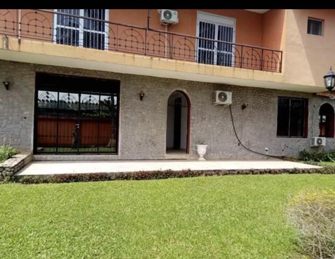 Vente d'une Maison / Villa de 15 pièce(s) à 1.500.000.000 FCFA : Abidjan-Cocody centre (Cocody ambassade )