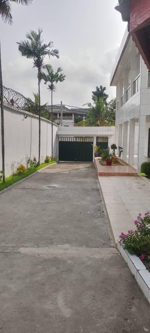 Location d'une Maison / Villa de 10 pièce(s) à 2.500.000 FCFA : Abidjan-Cocody-Riviera (Riviera bonoumin)