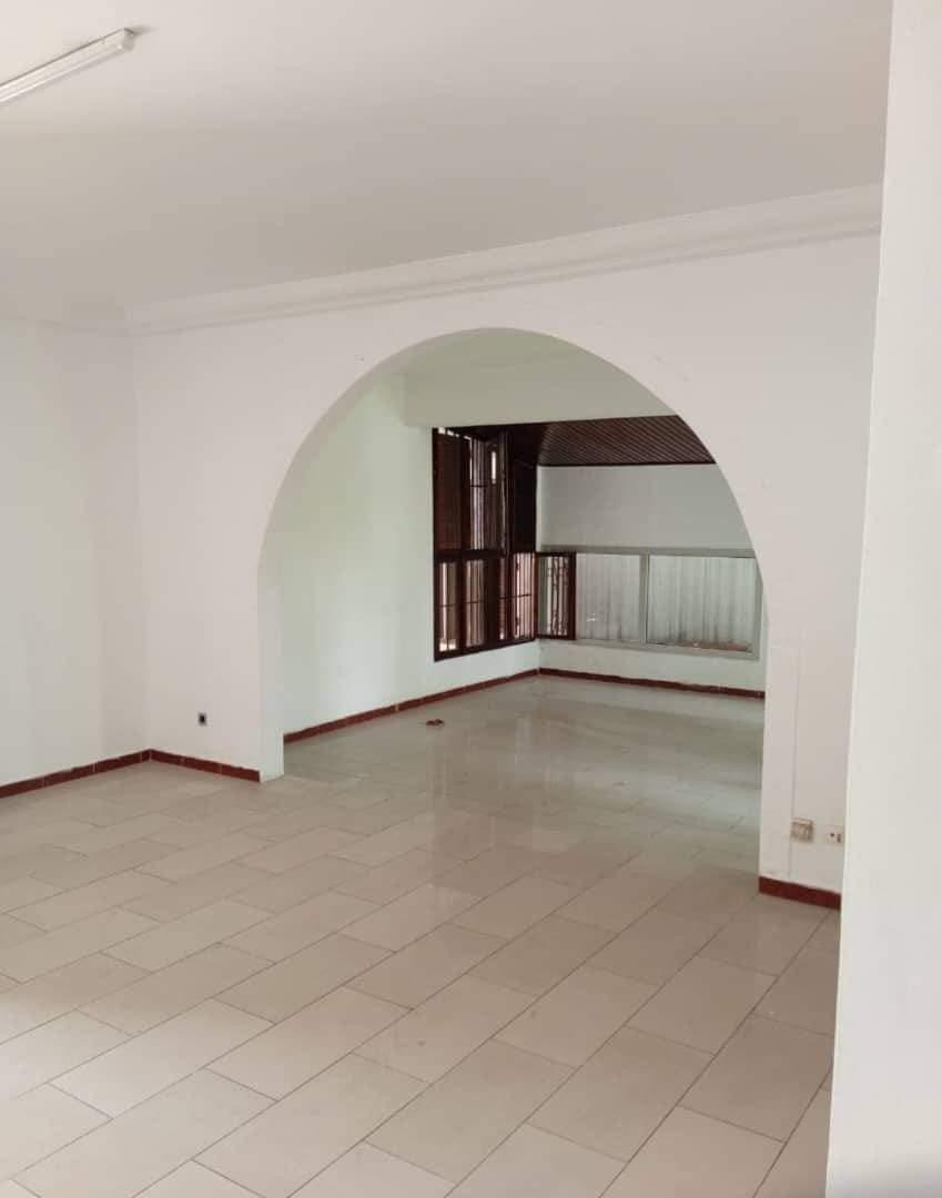 Location d'un Appartement de 4 pièce(s) à 1.200.000 FCFA : Abidjan-Cocody-Riviera (Riviera 4 nbadon )