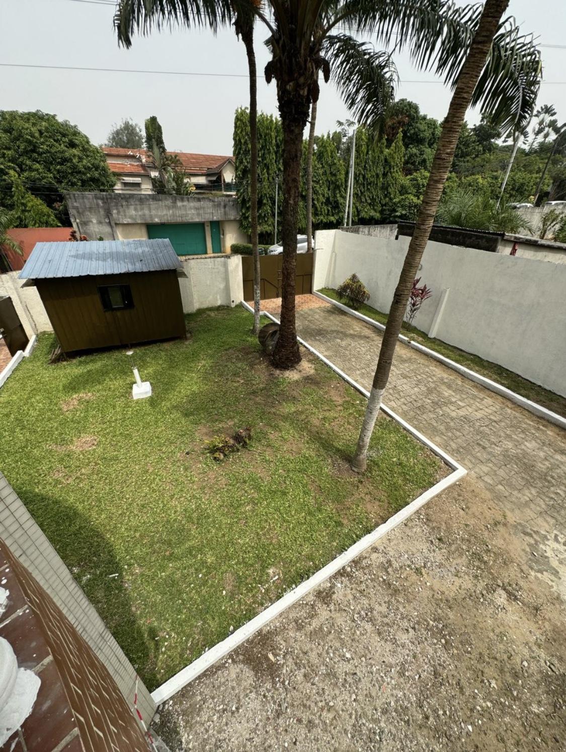 Vente d'une Maison / Villa de 15 pièce(s) à 40.000.000 FCFA : Abidjan-Cocody-Riviera (Rivera 3)