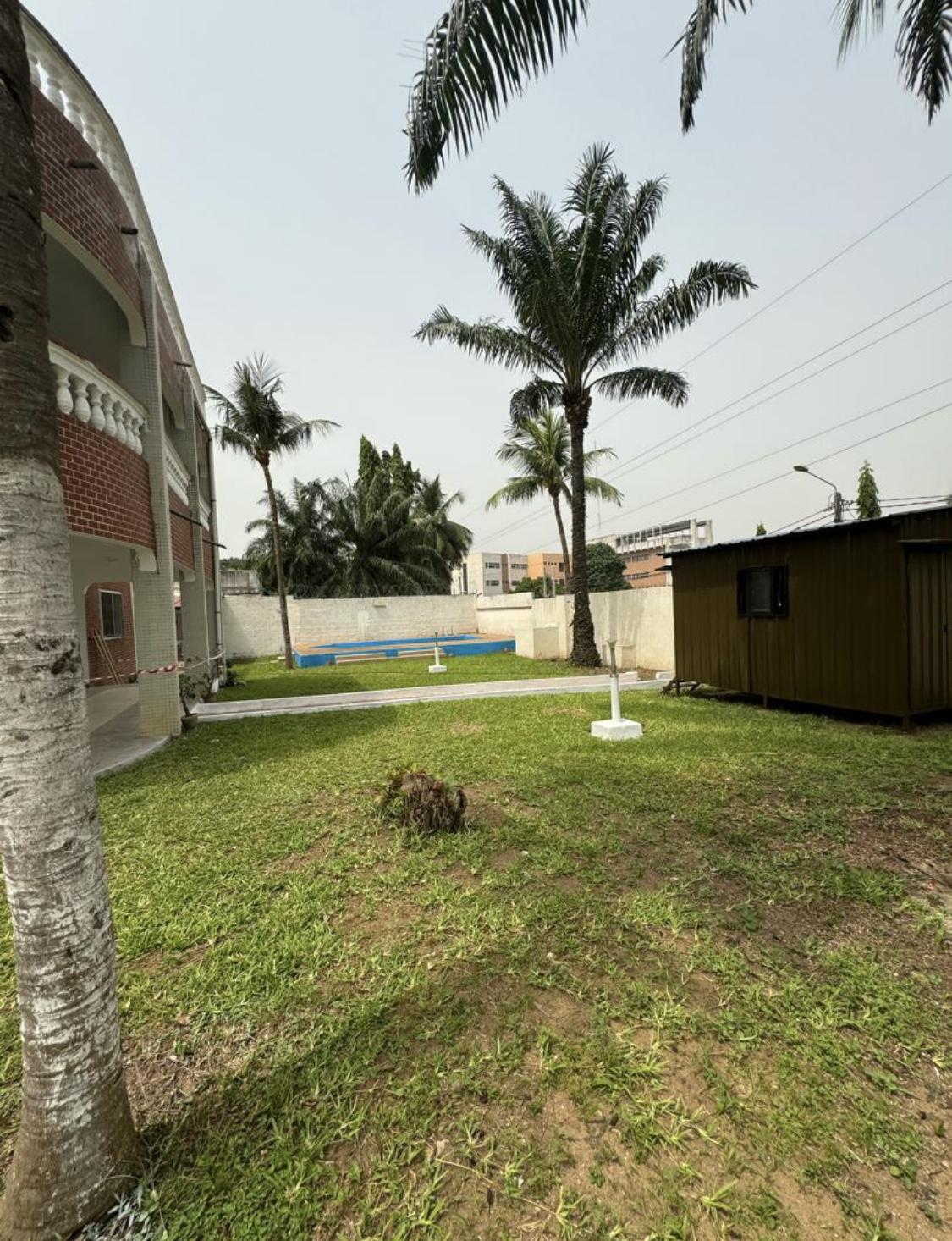 Vente d'une Maison / Villa de 15 pièce(s) à 40.000.000 FCFA : Abidjan-Cocody-Riviera (Rivera 3)