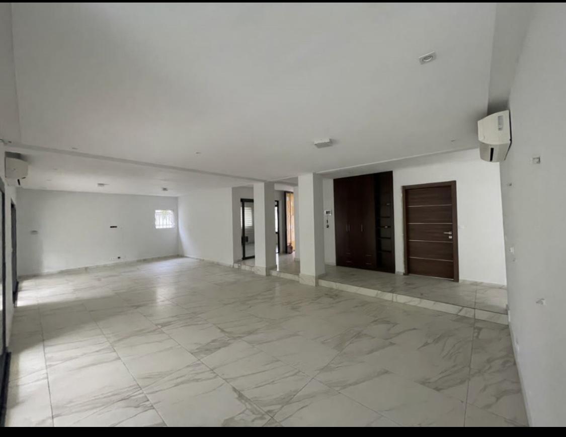 Location d'une Maison / Villa de 8 pièce(s) à 3.000.000 FCFA : Abidjan-Cocody-Riviera (Rivera golf 4)