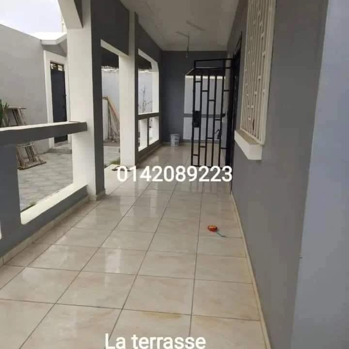 Vente d'une Maison / Villa de 14 pièce(s) à 400.000.000 FCFA : Abidjan-Cocody-Angré (Angré nouveau chu )