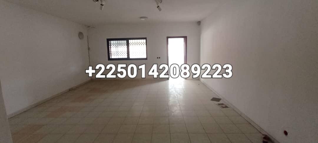 Location d'une Maison / Villa de 12 pièce(s) à 5.000.000 FCFA : Abidjan-Cocody-Riviera (Golf Berverly )