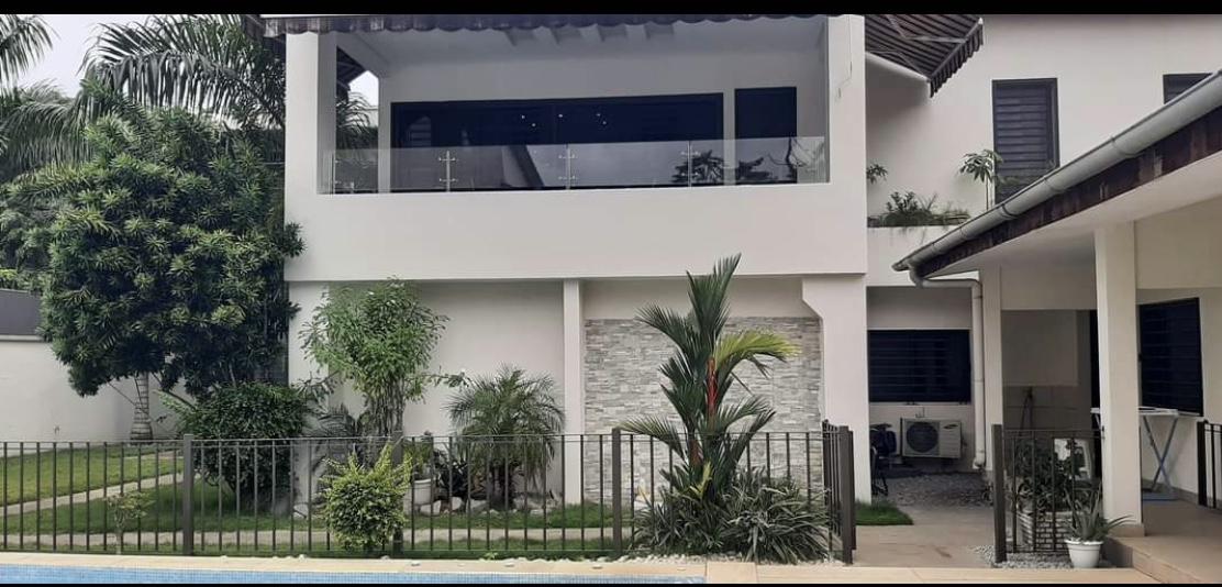 Vente d'une Maison / Villa de 8 pièce(s) à 1.000.000.000 FCFA : Abidjan-Cocody-2 Plateaux (Cocody vallons )